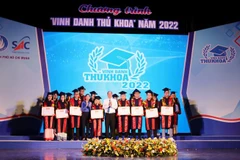 Trao bằng khen cho sinh viên có số điểm tốt nghiệp cao nhất tại các trường đại học, cao đẳng trên địa bàn. (Ảnh: Thu Hương/TTXVN)