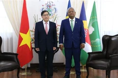 Đại sứ Việt Nam tại Mozambique kiêm nhiệm Cộng hòa Seychelles Phạm Hoàng Kim trình Thư ủy nhiệm của Chủ tịch nước lên Tổng thống Seychelles, Wavel Ramkalawan. (Ảnh: Hoàng Minh/TTXVN)