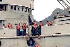 Hàng trăm cán bộ chiến sỹ của nhiều lực lượng tìm kiếm nạn nhân thứ 4 trong vụ trực thăng rơi trên vịnh Hạ Long ngày 5/4. (Ảnh: TTXVN phát)