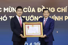 Phó Thủ tướng Chính phủ Lê Minh Khái phủ trao Huân chương Lao động hạng Ba cho Công ty TNHH Điện tử Samsung Việt Nam Thái Nguyên. (Ảnh: An Đăng/TTXVN)