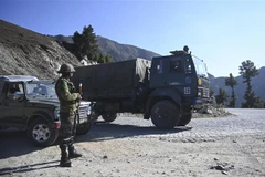 Binh sỹ Ấn Độ được triển khai gần Ranh giới kiểm soát (LoC) ở huyện Kupwara thuộc Jammu-Kashmir. (Ảnh: AFP/TTXVN)