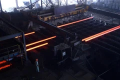 Sản xuất phôi thép. (Ảnh: Danh Lam/TTXVN)