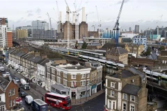 Một công trường xây dựng tại London, Anh. (Ảnh: AFP/TTXVN)