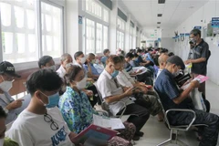 Nhiều người cao tuổi chờ đến lượt khám bệnh tại Bệnh viện Thống Nhất, Thành phố Hồ Chí Minh. (Ảnh: Đinh Hằng/TTXVN)