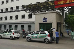 Xe taxi tập trung chờ đón khách trước cổng Bệnh viện Hữu nghị. (Ảnh: Thanh Tùng/TTXVN)