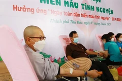 Người dân tham gia hiến máu hưởng ứng Ngày toàn dân hiến máu tình nguyện. (Ảnh: Đinh Hằng/TTXVN)