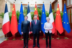 Chủ tịch Trung Quốc Tập Cận Bình (giữa) đã tiến hành hội nghị ba bên với Tổng thống Pháp Emmanuel Macron (trái) và Chủ tịch Ủy ban châu Âu (EC) Ursula von der Leyen tại Bắc Kinh ngày 6/4. (Ảnh: THX/TTXVN)