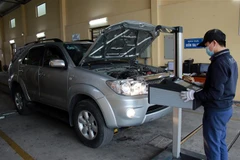 Hoạt động tại một Trung tâm đăng kiểm xe cơ giới. (Ảnh: Nguyễn Lành/TTXVN)