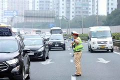 Lực lượng Cảnh sát giao thông tổ chức điều tiết, phân luồng từ xa tránh xung đột tại tuyến cao tốc Pháp Vân-Cầu Giẽ hướng vào trung tâm Thủ đô. (Ảnh: Phạm Kiên/TTXVN)