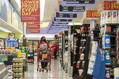 Khách hàng lựa chọn hàng hóa trong siêu thị ở San Mateo, bang California (Mỹ). (Ảnh: THX/TTXVN)