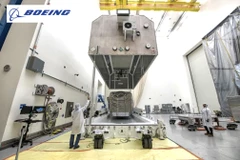 Các thành viên nhóm Boeing đóng gói các vệ tinh O3b mPOWER để chuẩn bị vận chuyển. (Nguồn: Boeing)