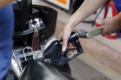 Mua bán xăng tại một điểm kinh doanh xăng, dầu trên địa bàn quận Hai Bà Trưng, Hà Nội. (Ảnh: Trần Việt/TTXVN)