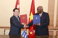 Chủ tịch Quốc hội Vương Đình Huệ và Chủ tịch Quốc hội Chính quyền Nhân dân nước Cộng hòa Cuba Esteban Lazo Hernandez trao thỏa thuận về thành lập cơ chế hợp tác liên nghị viện giữa hai quốc hội Việt Nam và Cuba. (Ảnh: Doãn Tấn/TTXVN)