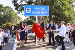 Chủ tịch Quốc hội Vương Đình Huệ thực hiện nghi thức tại Lễ đổi tên công viên Hồ Chí Minh và đặt bảng giới thiệu về thân thế, sự nghiệp của Chủ tịch Hồ Chí Minh. (Ảnh: Doãn Tấn/TTXVN)