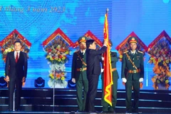 Thừa ủy quyền Chủ tịch nước, Bí thư Tỉnh Ủy, Trưởng đoàn Đại biểu Quốc hội tỉnh, Chủ tịch Hội đồng Nhân dân tỉnh Nghệ An Thái Thanh Quý trao Huân chương Lao động hạng 3 cho chính quyền và nhân dân thị xã Hoàng Mai. (Ảnh: Tá Chuyên/TTXVN)