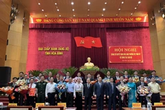 Thường trực Tỉnh ủy, Ban Thường vụ Tỉnh ủy chụp ảnh lưu niệm với các cán bộ được luân chuyển, điều động, chỉ định, phân công nhiệm vụ. (Nguồn: Báo Hòa Bình)