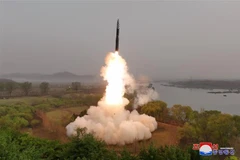 Triều Tiên phóng tên lửa đạn đạo liên lục địa (ICBM) loại mới sử dụng nhiên liệu rắn Hwasongpho-18. (Ảnh: KCNA/TTXVN)