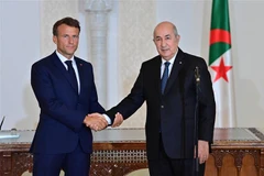 Tổng thống Algeria Abdelmadjid Tebboune (phải) và Tổng thống Pháp Emmanuel Macron tại cuộc gặp ở Algiers ngày 27/8/2022. (Ảnh: THX/TTXVN)
