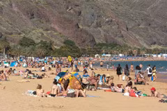 Người dân tránh nóng trên bãi biển ở Santa Cruz de Tenerife, Tây Ban Nha. (Ảnh: AFP/TTXVN)