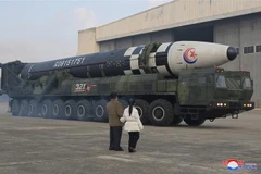 Nhà lãnh đạo Triều Tiên Kim Jong-un (trái) cùng con gái thị sát vụ phóng thử tên lửa đạn đạo liên lục địa Hwasong-17 kiểu mới tại sân bay quốc tế Bình Nhưỡng, ngày 18/11/2022. (Ảnh: Yonhap/TTXVN)
