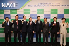 Các đại biểu tại lễ khai trương văn phòng đại diện tại Việt Nam. (Nguồn: Yonhap)