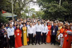 Đoàn đại biểu kiều bào tiêu biểu do Thứ trưởng Bộ Ngoại giao, Chủ nhiệm Ủy ban Nhà nước về người Việt Nam ở nước ngoài Phạm Quang Hiệu dẫn đầu dâng hương tri ân công đức các Vua Hùng. (Ảnh: Trung Kiên/TTXVN)