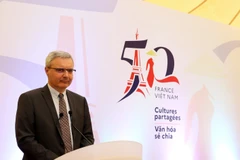 Ông Nicolas Warnery, Đại sứ Pháp tại Việt Nam, giới thiệu về các sự kiện nhân kỷ niệm 50 năm thiết lập quan hệ ngoại giao Việt Nam-Pháp và 10 năm quan hệ đối tác chiến lược. (Ảnh: Phạm Hậu/TTXVN)
