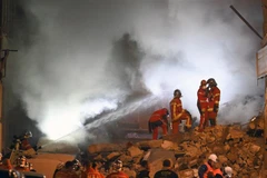 Lực lượng cứu hỏa làm nhiệm vụ tại hiện trường vụ sập nhà ở thành phố Marseille, miền Nam Pháp. (Ảnh: AFP/TTXVN)