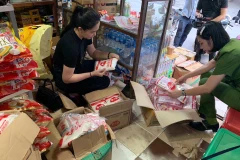 Cơ quan công an kiểm tra số mỳ chính bị làm giả. (Ảnh: Công an thành phố Hà Nội) 