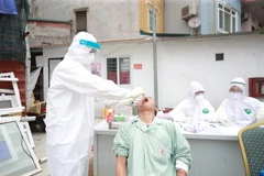 Bệnh nhân được lấy mẫu xét nghiệm tại Bệnh viện. (Ảnh: PV/Vietnam+) 