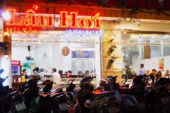 Thực khách không khẩu trang, không giữ khoảng cách an toàn sau ngày giãn cách xã hội. (Ảnh: Minh Hiếu/Vietnam+) 