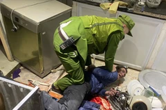 Cảnh sát Trung tâm 113 Hoàn Kiếm khống chế đối tượng Bình. (Ảnh: Cơ quan công an cung cấp) 