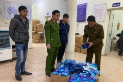 Cơ quan chức năng kiểm tra số thẻ đeo diệt virus. (Ảnh: Cơ quan công an cung cấp) 