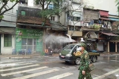 Phun thuốc khử trùng khu vực phố Trúc Bạch sáng 7/3. (Ảnh: Sơn Bách/Vietnam+) 
