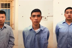 Các bị can Trung (ngoài cùng bên trái,) Ninh và Chính khi bị bắt giữ. (Ảnh: Công an thành phố Hà Nội) 