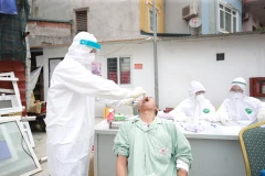 Bệnh nhân được lấy mẫu xét nghiệm tại Bệnh viện. (Ảnh: PV/Vietnam+) 