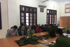 Một số đối tượng trong đường dây đánh bạc online khủng vừa bị Công an Cầu Giấy, Hà Nội triệt phá. (Ảnh: PV/Vietnam+) 