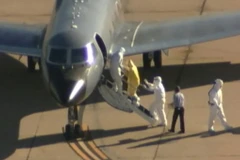 Hoang mang với vụ không mặc đồ bảo hộ di chuyển bệnh nhân Ebola