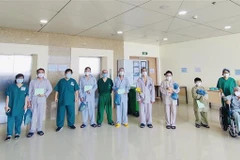 Những bệnh nhân mắc COVID-19 nặng được Bệnh viện Hồi sức COVID-19 điều trị khỏi bệnh và cho xuất viện ngày 7/8. (Ảnh: TTXVN phát)