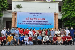 Đoàn cán bộ tham gia lần này gồm 20 bác sỹ, y sỹ và điều dưỡng trước khi lên đường. (Ảnh: Đinh Tuấn/TTXVN)