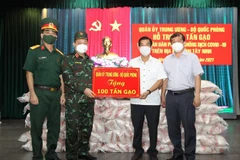 Thiếu tướng Lê Hồng Dũng bàn giao 100 tấn gạo của Quân ủy Trung ương - Bộ Quốc phòng tặng tỉnh Tây Ninh. (Ảnh: TTXVN phát)