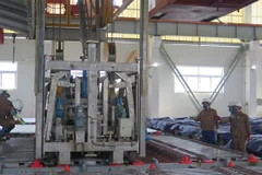 Sản xuất đồng tại phân xưởng điện phân thuộc Dự án mở rộng nâng công suất Nhà máy luyện đồng Lào Cai. (Ảnh: Hồng Ninh/TTXVN)