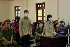 Nhóm nguyên cán bộ thanh tra xây dựng bị đưa ra xét xử. (Nguồn: nld.com.vn)