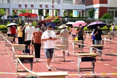 Người dân chờ xét nghiệm COVID-19 tại thành phố Phủ Điền, tỉnh Phúc Kiến, Trung Quốc, ngày 16/9/2021. (Ảnh: THX/TTXVN)