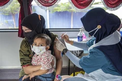 Nhân viên y tế tiêm vaccine ngừa COVID-19 cho người dân tại Selongor, Malaysia. (Ảnh: THX/TTXVN)