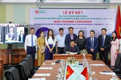 Lễ ký kết hợp tác đào tạo giữa Đại học Đông Á (Đà Nẵng) với Đại học Khoa học ứng dụng Satakunta (Phần Lan). (Ảnh: TTXVN phát)