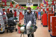 Người dân mua sắm tại một siêu thị ở London, Anh. (Ảnh: AFP/TTXVN)