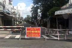 Một khu vực phong tỏa cách ly y tế trên địa bàn thành phố Rạch Giá. (Ảnh: Lê Sen/TTXVN)
