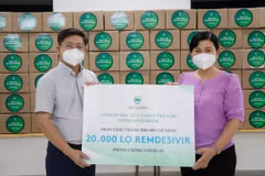 Trao thuốc cho đại diện TP.HCM.