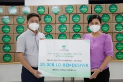 Trao thuốc cho đại diện TP.HCM.